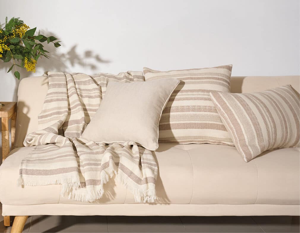 combinacion cojines para sofa beige