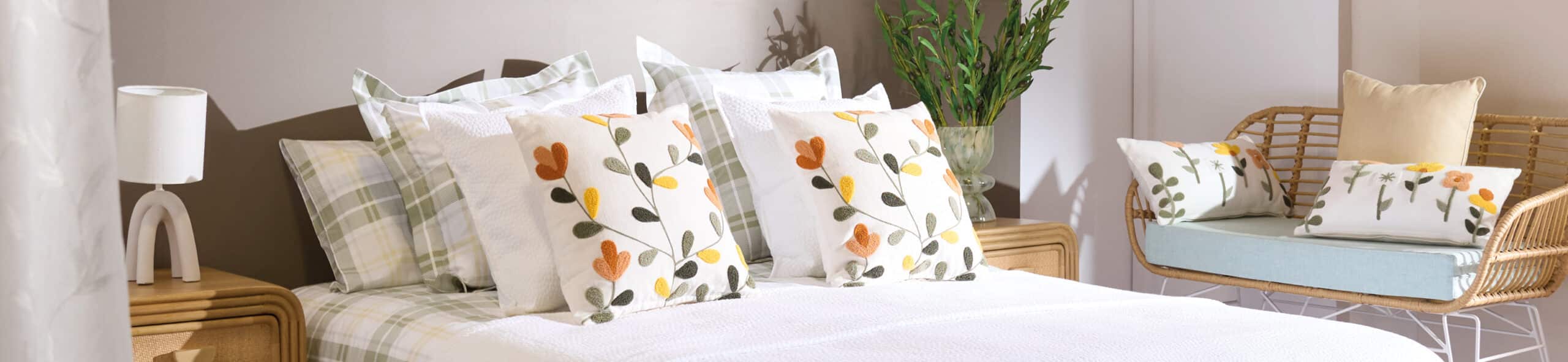 Cómo decorar la cama con cojines en tu dormitorio