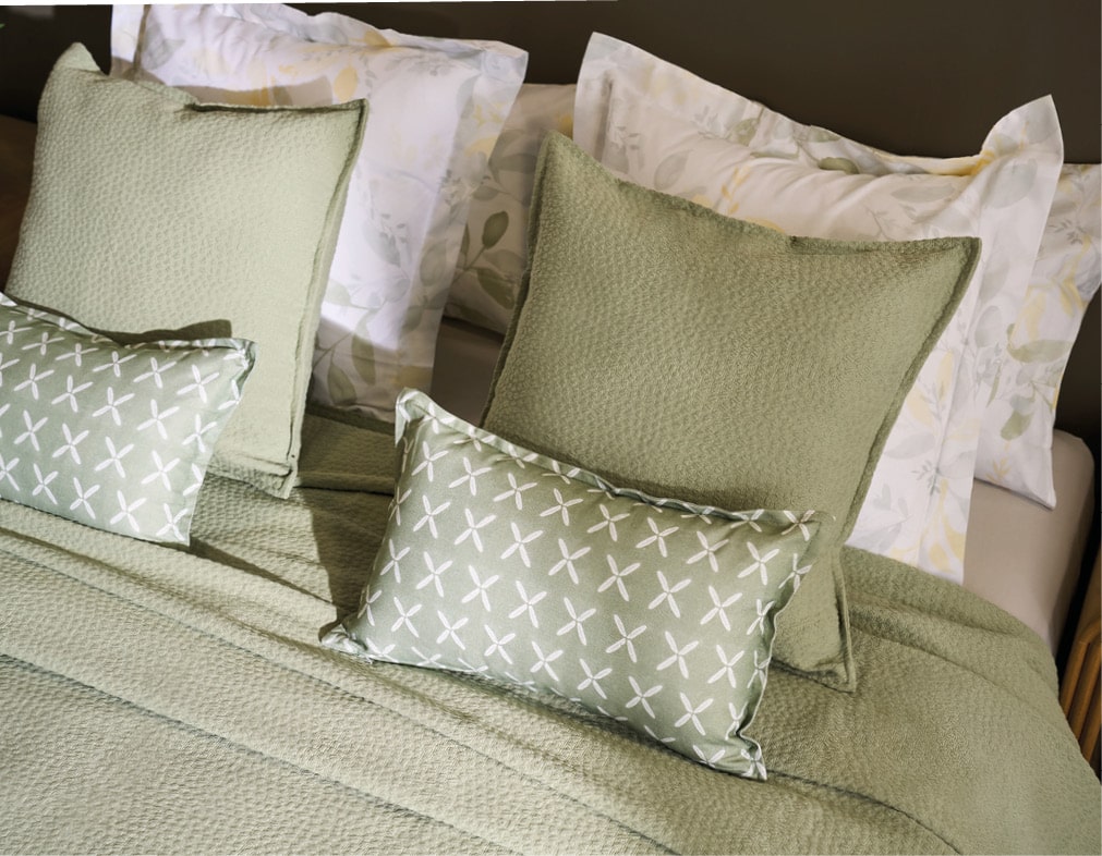 como decorar una cama de matrimonio con cojines