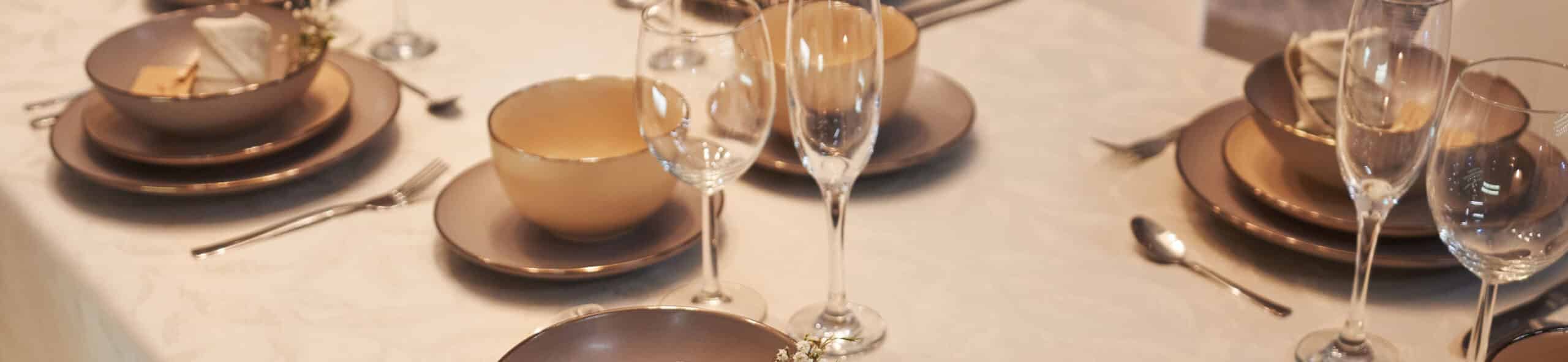 ¿Cómo poner una mesa formal correctamente? Tips para una cena elegante