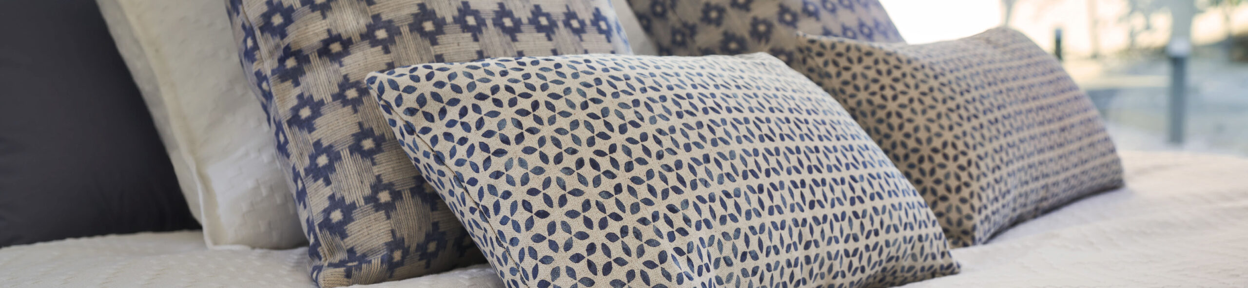 Dormitorio de verano en estilo mediterráneo: lino, blancos y azules